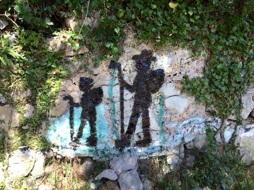 Pilger-Grafitti an einer Mauer am Camino de la Costa in Nordspanien